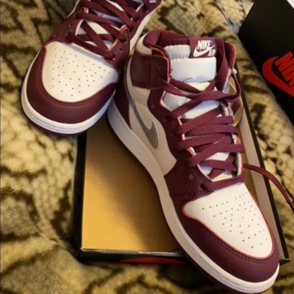 Jordan 1 Retro High OG "Bordeaux/Metallic Silver/White" - Picture 10 of 10